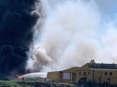 Pożar hali w Telde. Gęsty czarny dym nad miastem