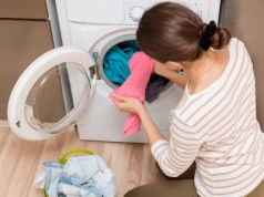 Wkurza cię sierść na ubraniach? Włóż to to pralki