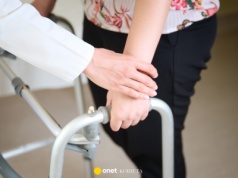 Rehabilitacja na NFZ? "Moja mama dostała 10 dni. Termin? Rok po udarze"