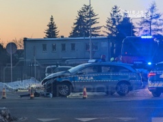 Zderzenie radiowozu na sygnałach uprzywilejowania z autem. Policjant winny, wjechał na czerwonym świetle