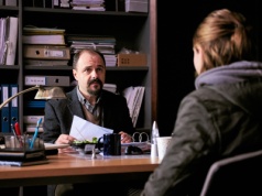 Córka rusza do Irlandii, żeby sprowadzić ciało ojca. Film twórcy "Ministrantów" to ukryta perełka dostępna na VOD