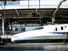 Krajobraz znika w mgnieniu oka. Jak to jest prowadzić pociąg dużych prędkości?