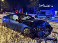 Pijany i bez uprawnień kierowca rozbił BMW M4 na Woli. Uderzył w dwa pojazdy i wpadł na torowisko tramwajowe
