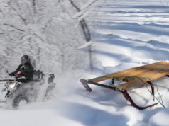 Wybrali się quadem na kulig. Nie żyje 49-latek, uderzył w słup