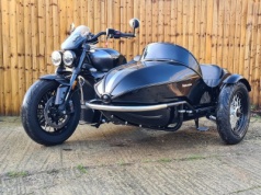 Rakietowy zaprzęg. Triumph Rocket 3 z wózkiem bocznym Watsonian-Squire