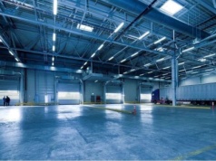 Służby kupują magazyny handlowe do „wysyłki” nielegalnych imigrantów