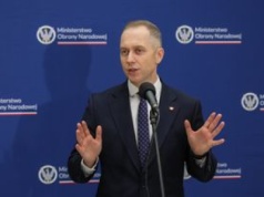 Tomczyk o szefie BBN. "Jest gdzieś pod stołem na kolanach"