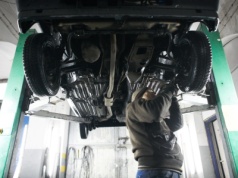 Brakuje tysięcy rąk do pracy, a pensje mechaników w 2026 zaskakują. Tyle zarabiają "na rękę"