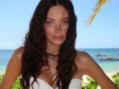 Edyta Zając pozdrawia z raju, prężąc się przed lustrem w bikini (FOTO)