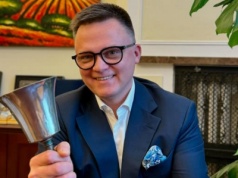 "Chyba pora odpocząć od polityki". Hołownia wdał się w dyskusję z internautami