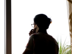 "Brak wiedzy kosztuje". O tych zasadach pamiętaj, żeby nie dać się oszukać sztucznej inteligencji