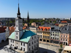 Na lotnisku powiesili kod. Takie symbole powinny być w każdym polskim mieście