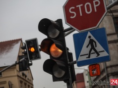 Kierowcy skarżyli się na długie stanie na czerwonym. Wniosek w sprawie sygnalizacji trafił do drogowców