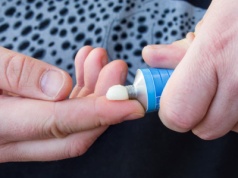 Stosuj zamiast kremu na noc. Ta maść z apteki to "przciwzmarszczkowy walec"