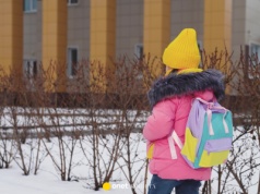 Temperatura odczuwalna poniżej -30 stopni, szkoły odwołują lekcje. Uczniowie mają dłuższe ferie
