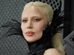 Lady Gaga w sukni z piór podbija Grammy. Zdobyła się na poruszające wyznanie