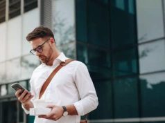 UOKiK nakłada 34 mln zł kary na Orange. Zarzuty za dodatkowe opłaty w telefonach na kartę