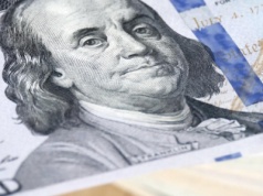 Dolar odrabiał straty. Złoty pozostał mocny