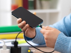 W ten sposób psujemy baterię w telefonie. Błąd przy ładowaniu popełniają prawie wszyscy