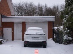 Zimowa pułapka w garażu. Dlaczego lepiej zostawić samochód na zewnątrz?