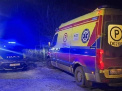 Policjanci z Chojnowa uratowali mężczyznę z płonącego budynku