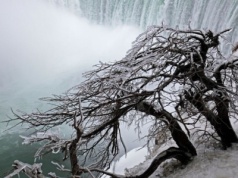 To zdarza się niezwykle rzadko. Najsłynniejszy wodospad częściowo zamarzł