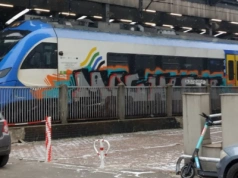 Pomalowane pociągi Kolei Śląskich. Spółka liczy koszty usuwania graffiti