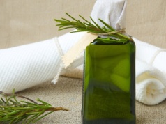 Kilka kropli do szamponu albo domowa wcierka. Ten olejek dodaje włosom blasku