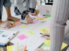 Mniej rekrutacji, wyższe wymagania. Zmiany w działach marketingu i PR