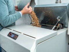 Pellet po 3 tys. zł. Polacy sięgają po tańszą alternatywę, by przetrwać zimę. Sporo ryzykują