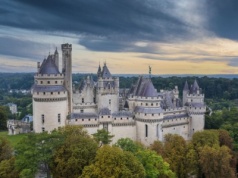 Zamek ze znanego serialu istnieje naprawdę. Rzeźby tworzą baśniowy klimat