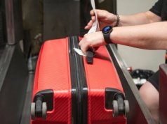 Jaką drogę pokonuje twoja walizka na lotnisku? Rzadko widzi się takie nagrania