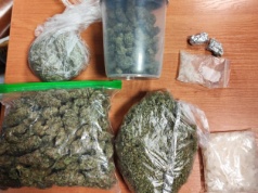 Z tarasu prosto w ręce policjantów. Tymczasowy areszt za znaczne ilości narkotyków