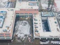 Na południu Wrocławia powstaje gigantyczna szkoła na 1,2 tys. dzieci. Budynek jest już prawie gotowy