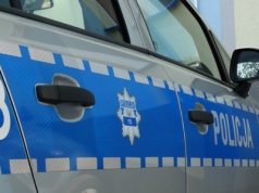 Kobieta reanimowana po napaści w domu. Policjanci walczyli o jej życie