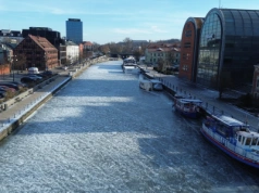 Mróz całkowicie uziemił żeglugę na Brdzie, ale może to cieszyć oko