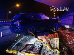 Kierujący Kią wjechał w lawetę na trasie S2! Kierowca oraz pasażer z osobówki uciekli pieszo