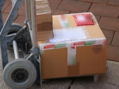 Wilanów: kurierowi wysypały się paczki z samochodu na zakręcie. Mieszkanka szuka swojej przesyłki