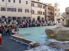 Koniec z darmowym podziwianiem ikony Rzymu. Turyści sami są sobie winni