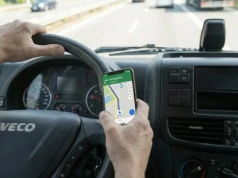 Oparł telefon na kierownicy, by patrzeć na nawigację – sąd utrzymał karę dla kierowcy