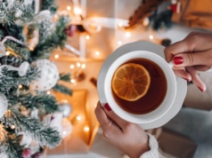 Rozgrzej się zimową herbatą. W każdy dzień tygodnia dodaj inne aromatyczne dodatki. Wypróbuj te smaczne i zdrowe przepisy