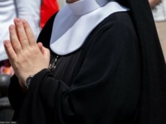 Była zakonnica oskarżyła nieżyjącego biskupa. Jest reakcja z Kościoła