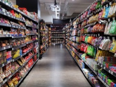 Kawa i słodycze na czele podwyżek. Dlaczego te produkty drożały najmocniej?