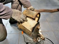 Uszkodzony DPF – wycięcie, regeneracja czy wymiana?