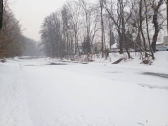 Skakali po zamarzniętej rzece. Dostali lekcję od policjantów