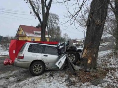 Śmiertelny wypadek. Czołówka z drzewem, ofiara bez prawa jazdy (ZDJĘCIA)