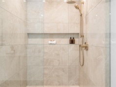 To hit polskich domów. Zamiast brodzika i klasycznej kabiny tak urządzamy łazienki