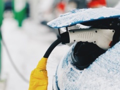 Koniec z ukrytymi klamkami w elektrykach. Chiny wprowadzają zakaz