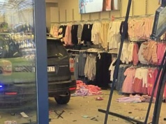 Pomyliła gaz z hamulcem i wjechała do sklepu. Na szczęście obyło się bez ofiar