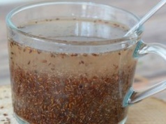 Zalewam wodą i piję 3 razy dziennie. Oczyszcza jelita lepiej niż siemię lniane